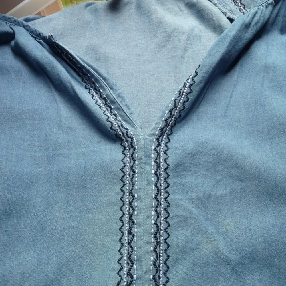 KNOX ROSE LIGHT BLUE SHAMBRAY WITH  EMBROIDERY AND BELL SLEEVE BLOUSE SIZE LARGE - Picture 3 of 4